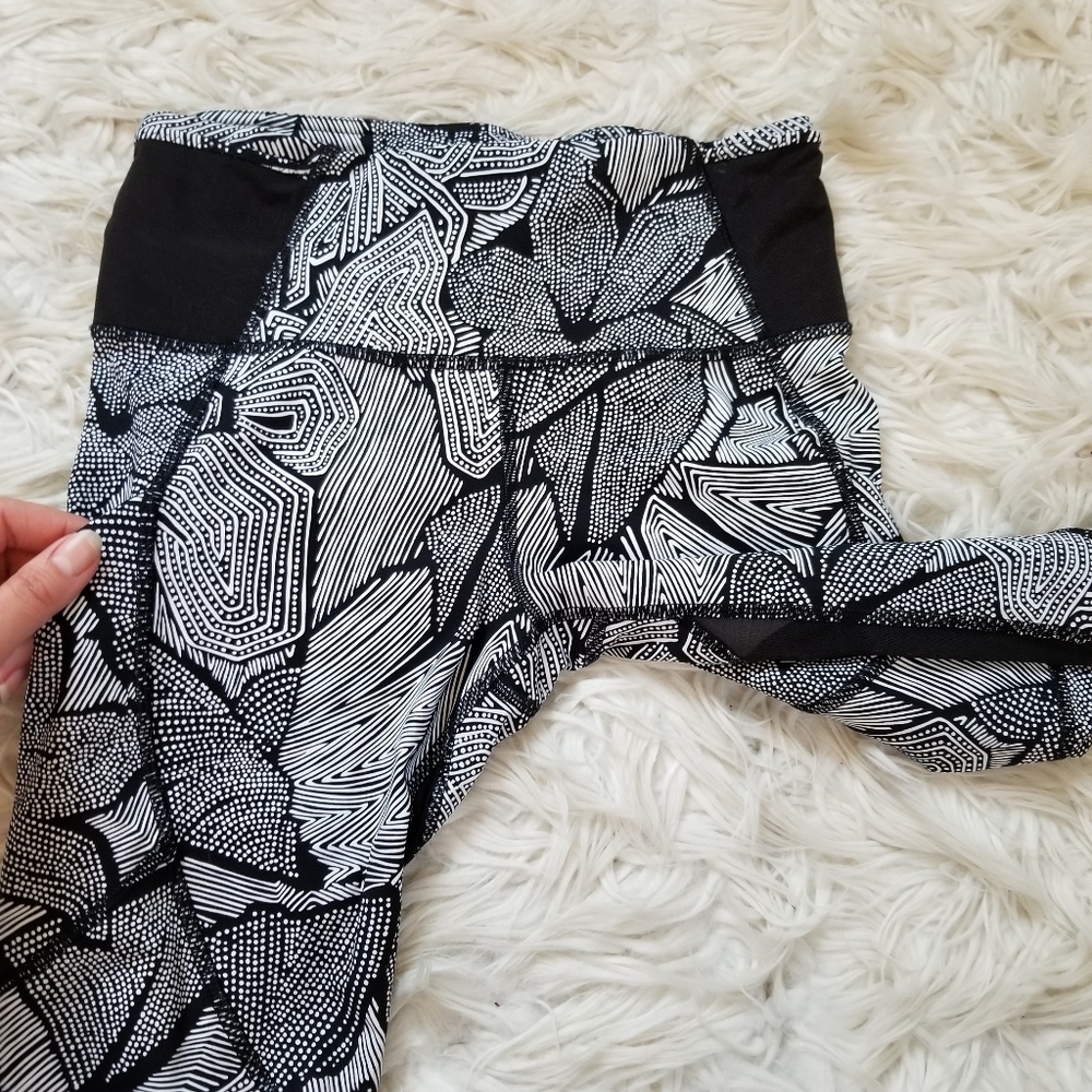 Lululemon Goal Crusher Capri Tight Black White Mesh Trim Workout Athleisure Sz 4 - Picture 4 of 8